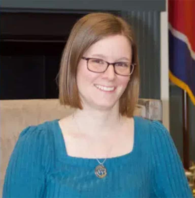 Headshot of Erin Chestnut.